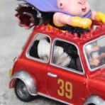 figura buu con coche