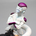 figura goku mordiendo a freezer